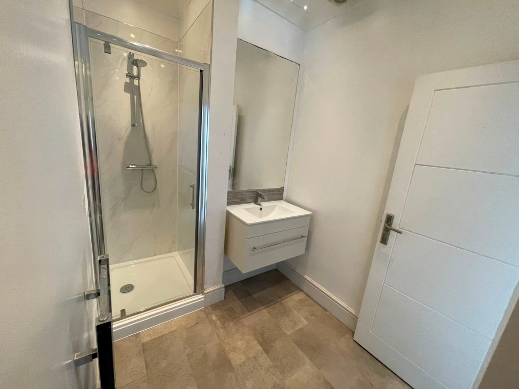 Lot: 110 - WELL PRESENTED TWO-BEDROOM FLAT WITH GARDEN AND PARKING - Shower and sink